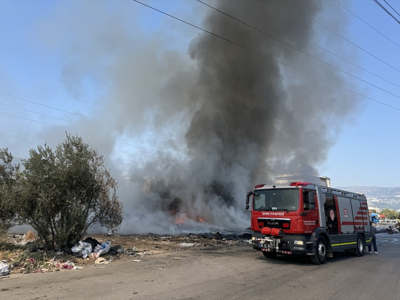 İzmir'in Bornova ilçesindeki Ayakkabıcılar Sitesi'nde atıkların kontrolsüz halde bırakıldığı...