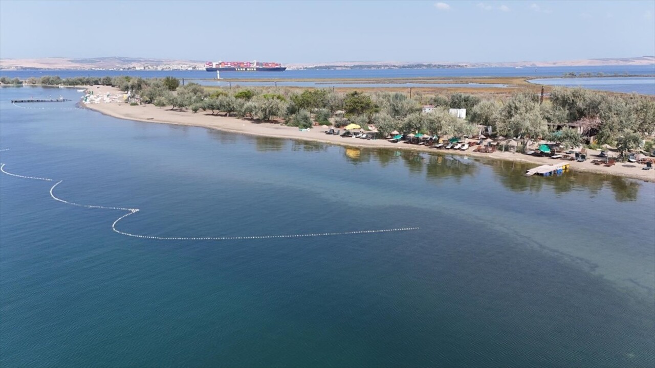 Çanakkale'nin Lapseki ilçesine bağlı Çardak beldesinde "Kum Adası" olarak bilinen bölge...