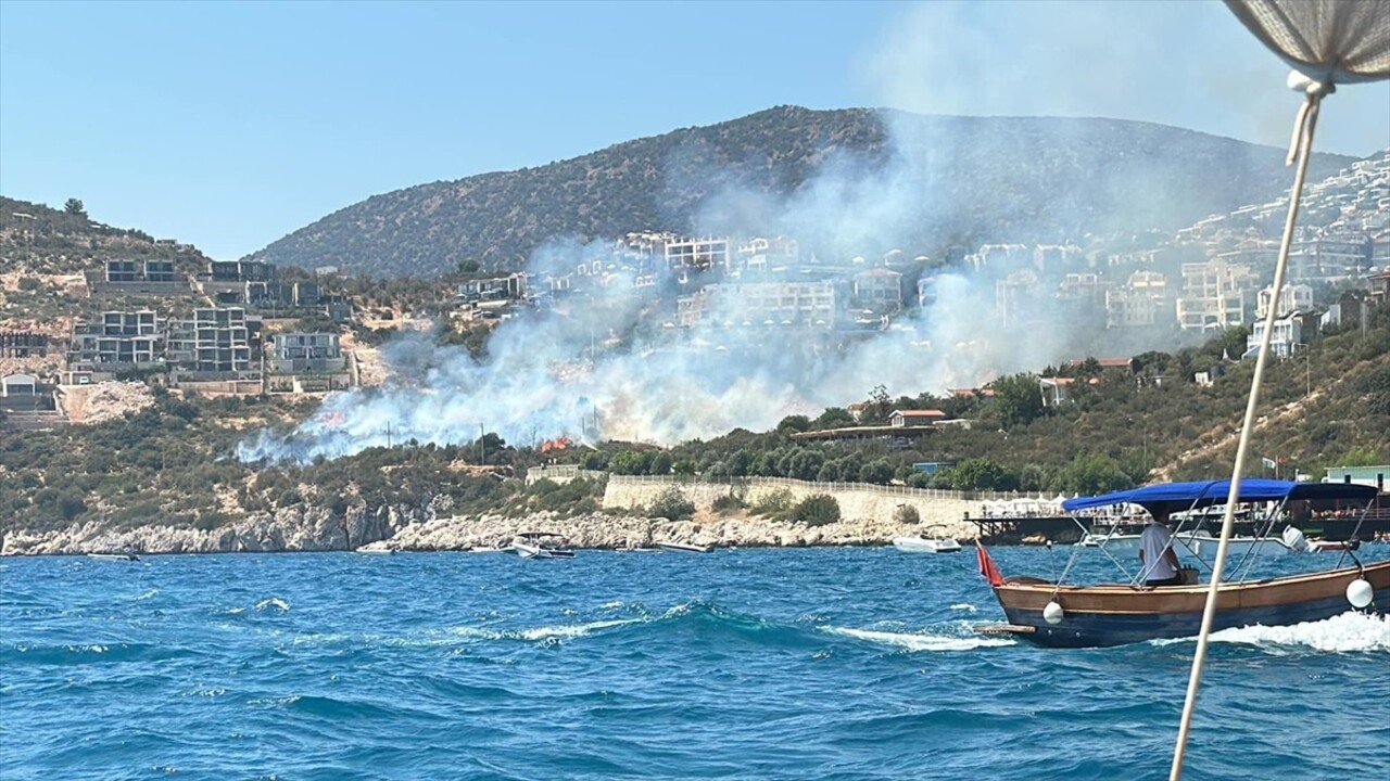 Antalya'nın Kaş ilçesinde yerleşim yerine yakın makilik alanda çıkan yangın kontrol altına...