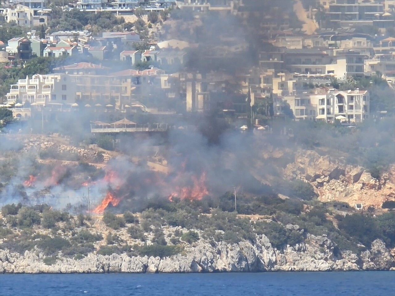 Antalya'nın Kaş ilçesinde yerleşim yerine yakın makilik alanda çıkan yangın kontrol altına...