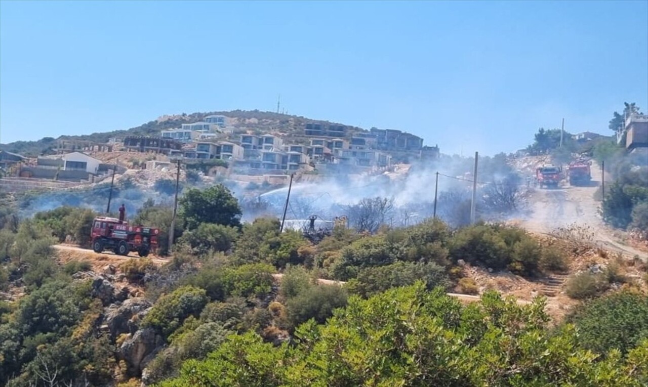 Antalya'nın Kaş ilçesinde yerleşim yerine yakın makilik alanda çıkan yangın kontrol altına...