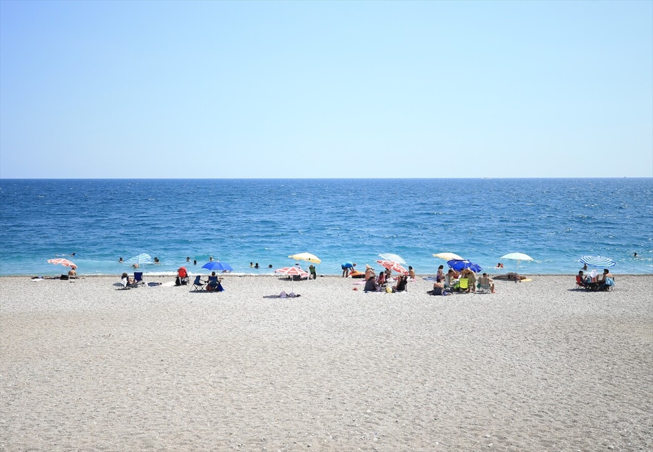 Antalya'da sıcak hava ve nemden bunalanlar, sahillerde yoğunluk oluşturdu.
Kent merkezinde bugün...