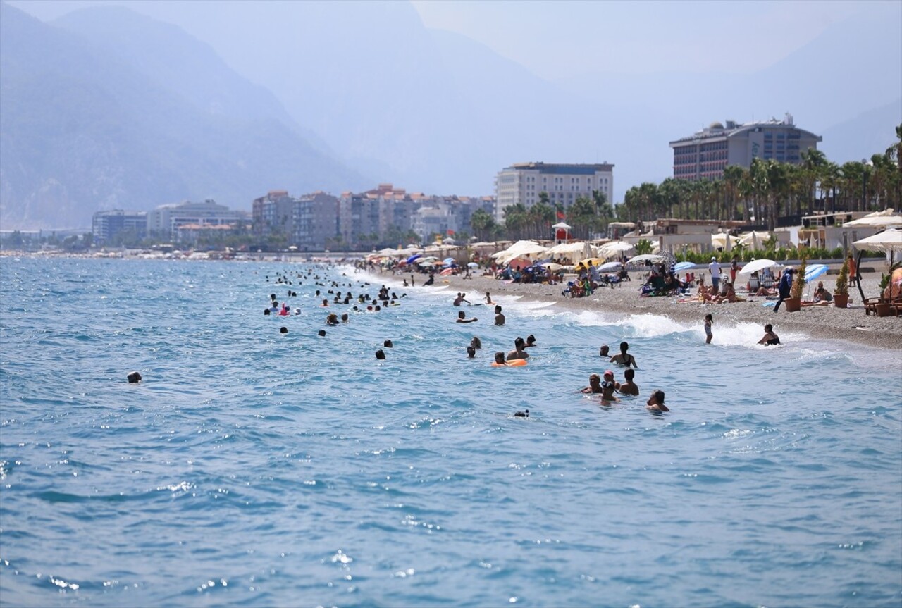 Antalya'da sıcak hava ve nemden bunalanlar, sahillerde yoğunluk oluşturdu.
Kent merkezinde bugün...