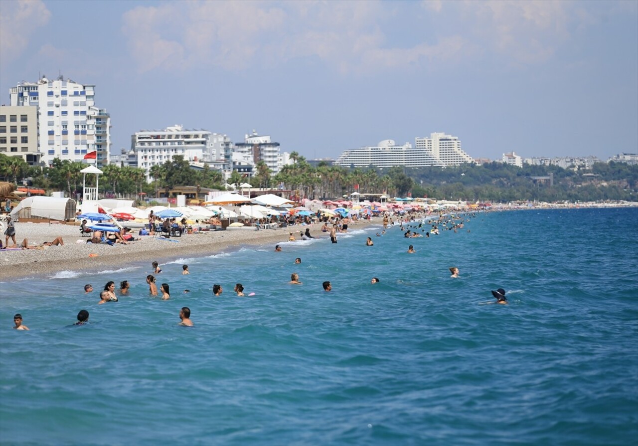 Antalya'da sıcak hava ve nemden bunalanlar, sahillerde yoğunluk oluşturdu.
Kent merkezinde bugün...