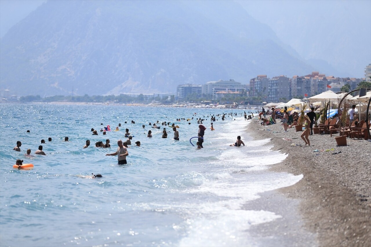 Antalya'da sıcak hava ve nemden bunalanlar, sahillerde yoğunluk oluşturdu.
Kent merkezinde bugün...