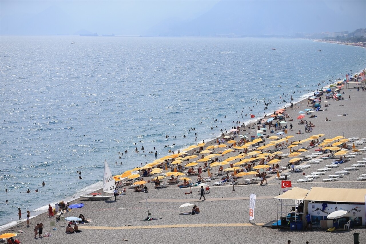 Antalya'da sıcak hava ve nemden bunalanlar, sahillerde yoğunluk oluşturdu.
Kent merkezinde bugün...