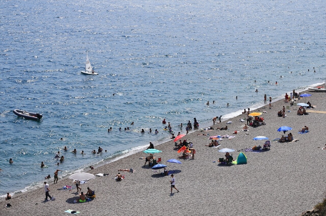 Antalya'da sıcak hava ve nemden bunalanlar, sahillerde yoğunluk oluşturdu.
Kent merkezinde bugün...