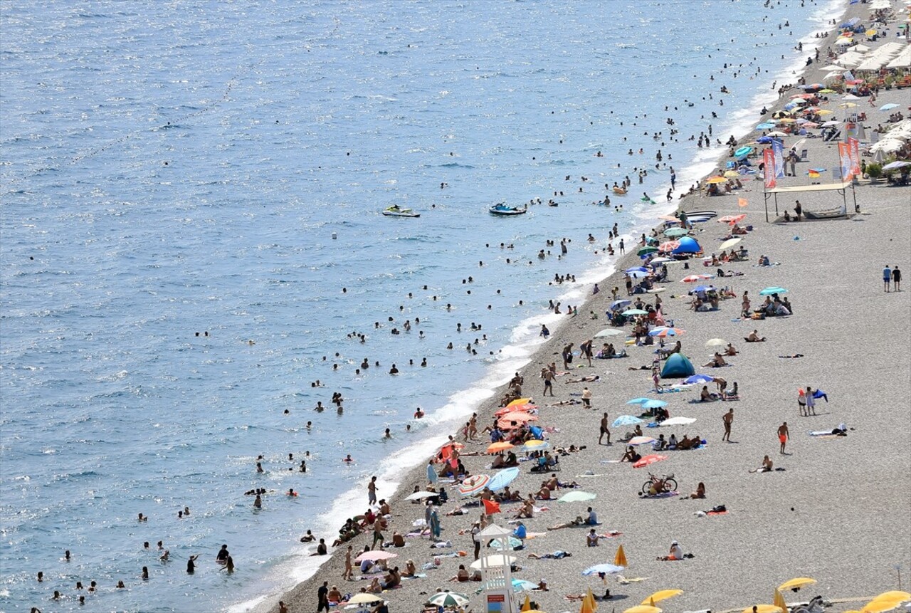 Antalya'da sıcak hava ve nemden bunalanlar, sahillerde yoğunluk oluşturdu.
Kent merkezinde bugün...