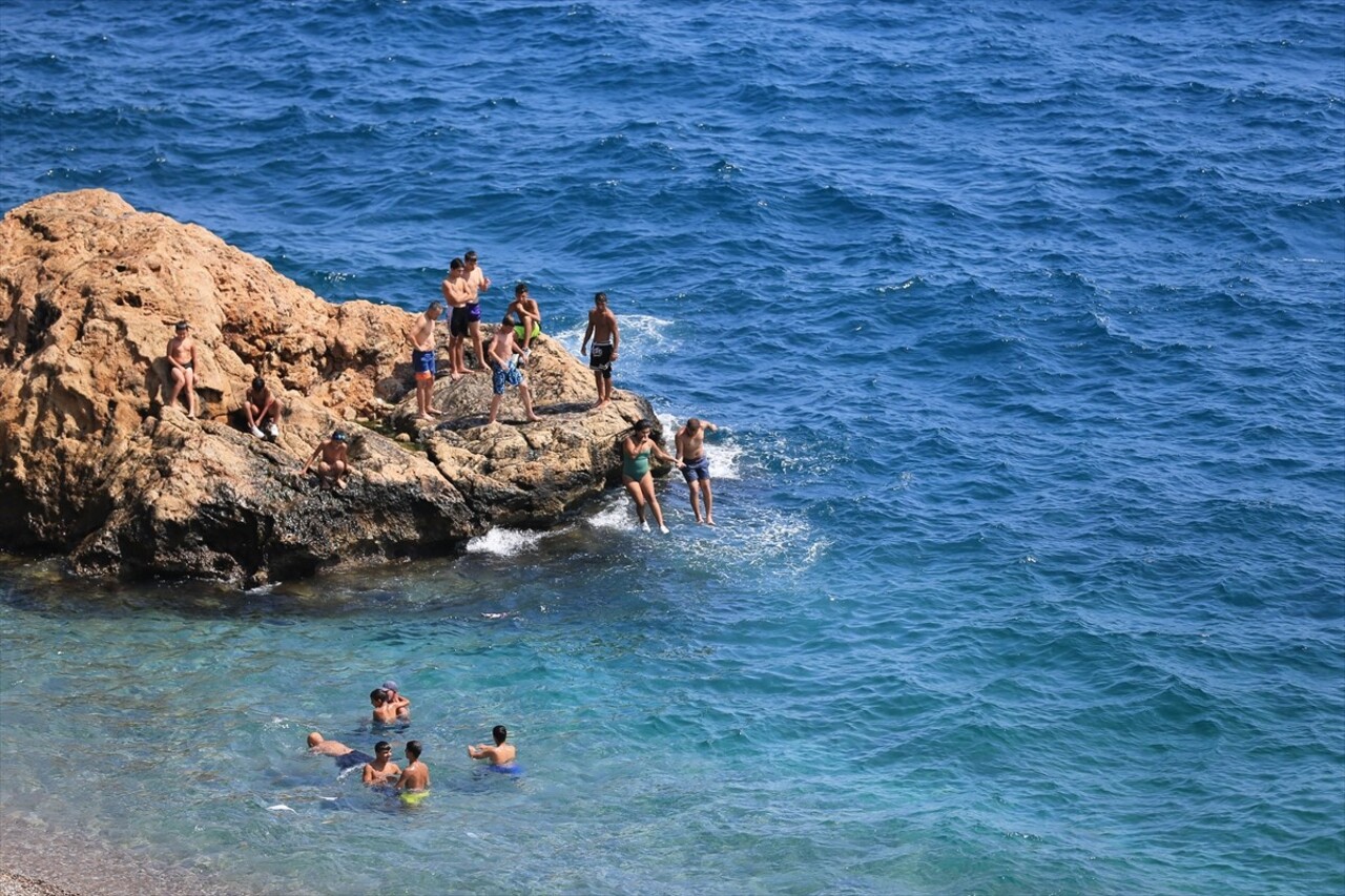 Antalya'da sıcak hava ve nemden bunalanlar, sahillerde yoğunluk oluşturdu.
Kent merkezinde bugün...