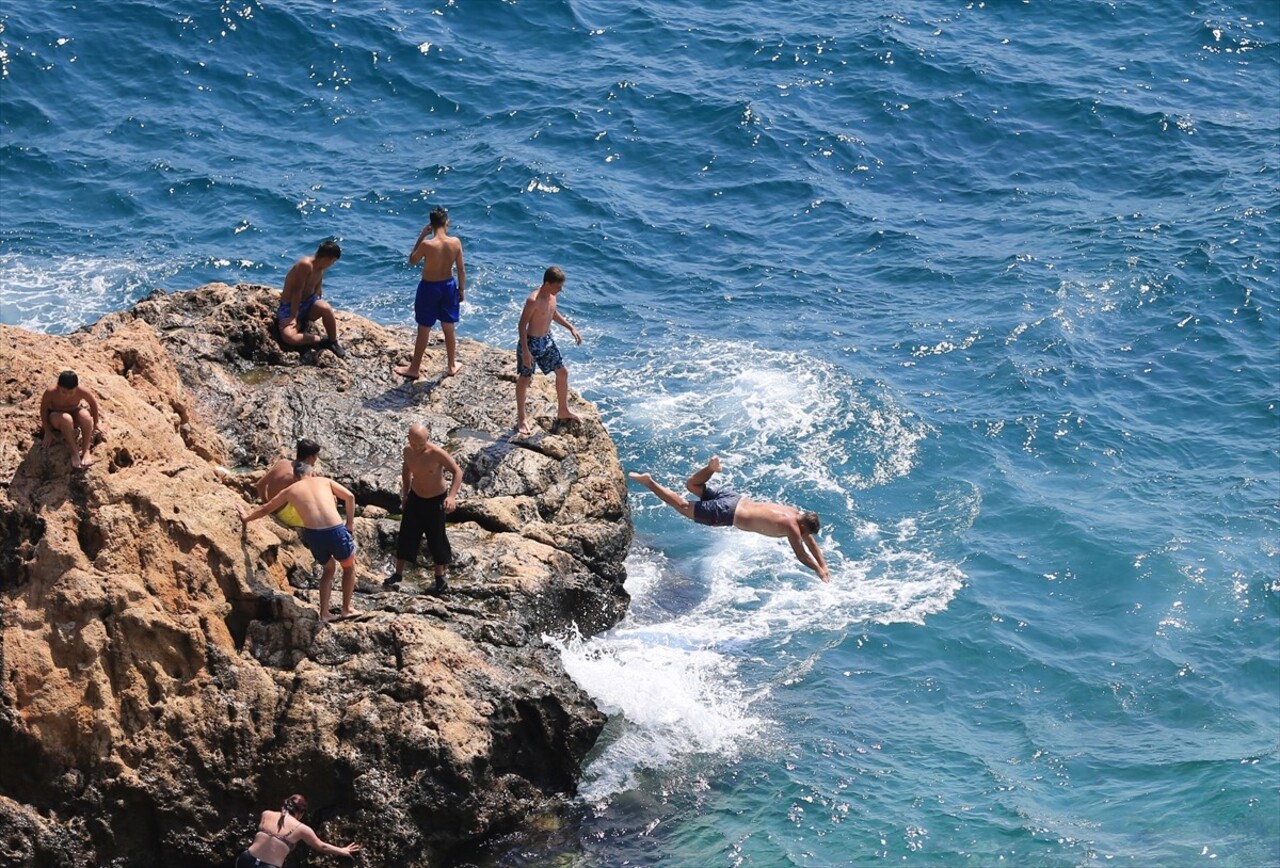 Antalya'da sıcak hava ve nemden bunalanlar, sahillerde yoğunluk oluşturdu.
Kent merkezinde bugün...