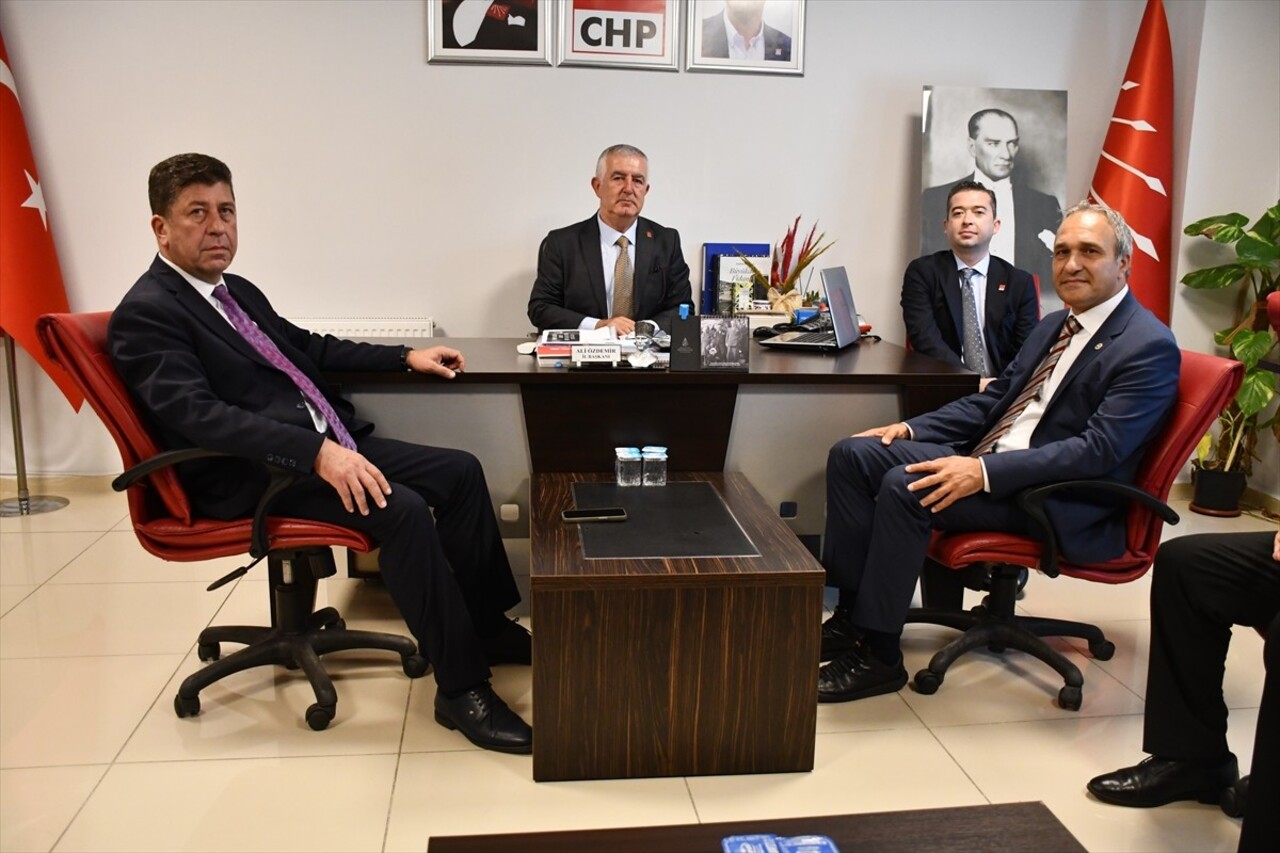 CHP Genel Başkan Yardımcısı Suat Özçağdaş, "Eğitim Buluşmaları" kapsamında geldiği Bilecik'teki...