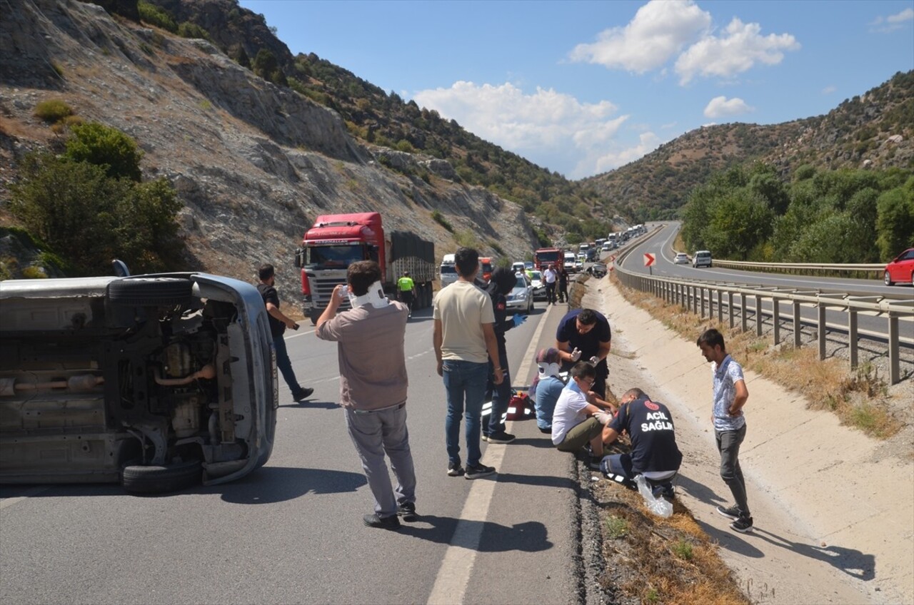 Kütahya’da 3 aracın karıştığı zincirleme trafik kazasında 6 kişi yaralandı.