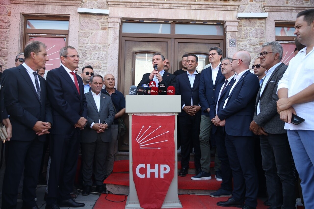 CHP Genel Başkanı Özgür Özel, partisinin Ayvalık İlçe Başkanlığı ziyareti öncesi konuşma...