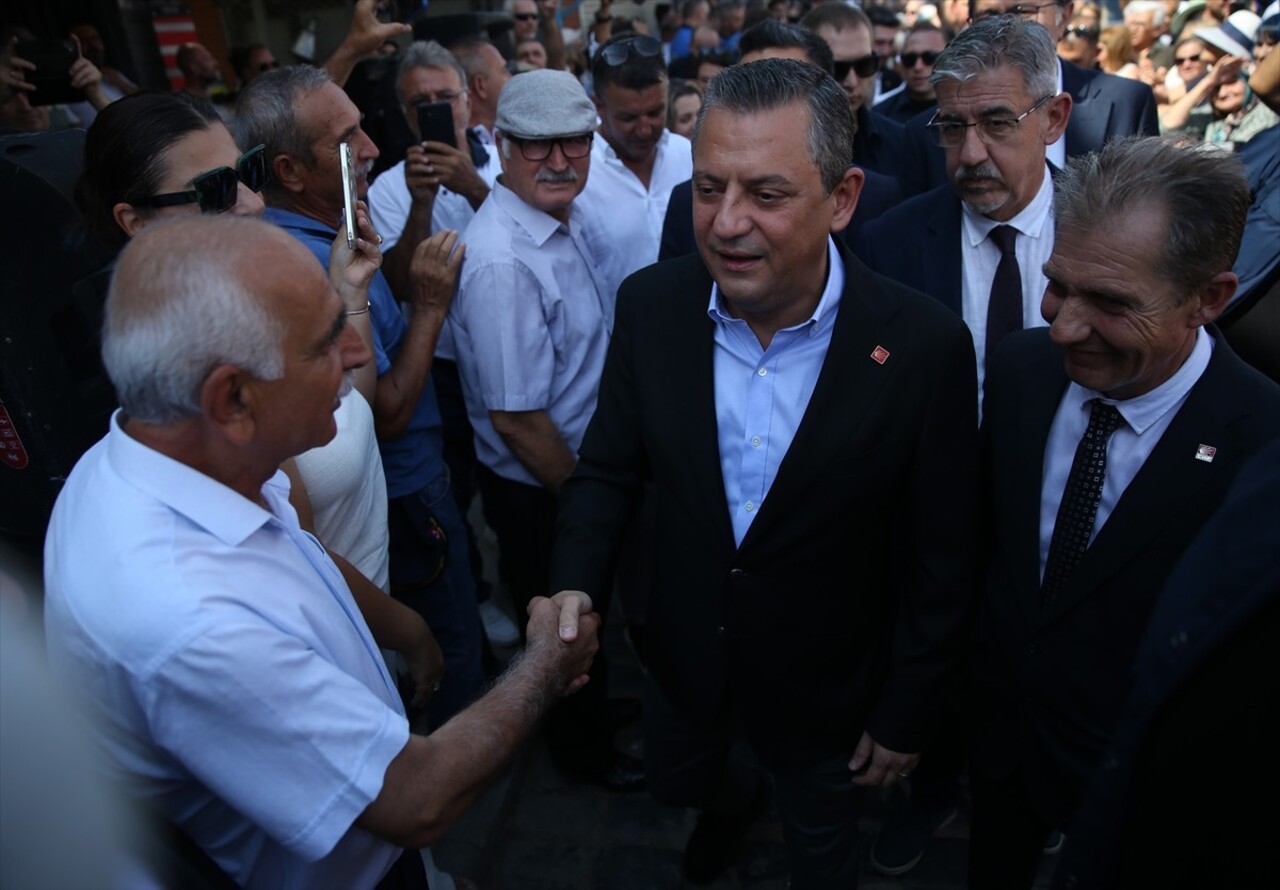 CHP Genel Başkanı Özgür Özel, partisinin Ayvalık İlçe Başkanlığı ziyareti öncesi konuşma...