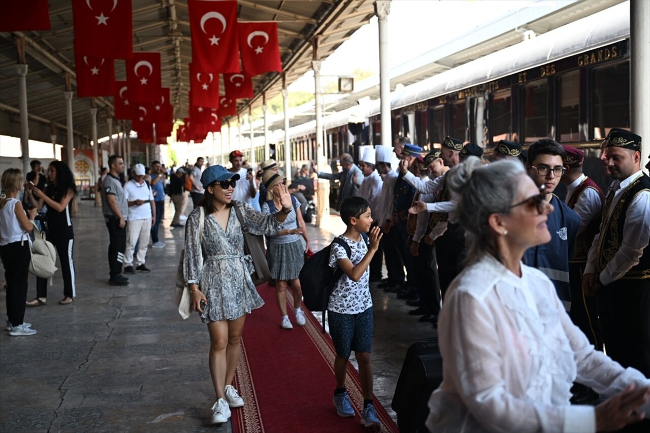 Fransa'nın başkenti Paris'ten yola çıkan Orient Express, Sirkeci Tren Garı'na ulaştı.