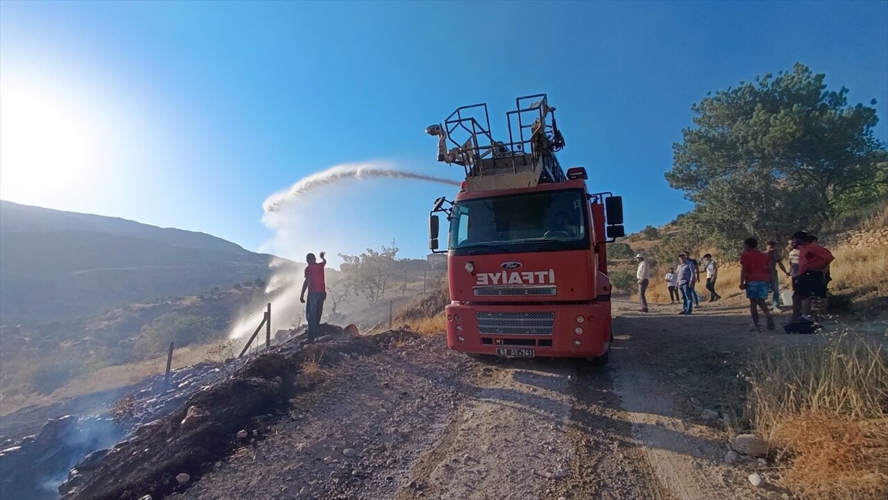 Tunceli'nin Çemişgezek ilçesinde otluk alanda çıkan yangın itfaiye ekiplerinin müdahalesiyle...