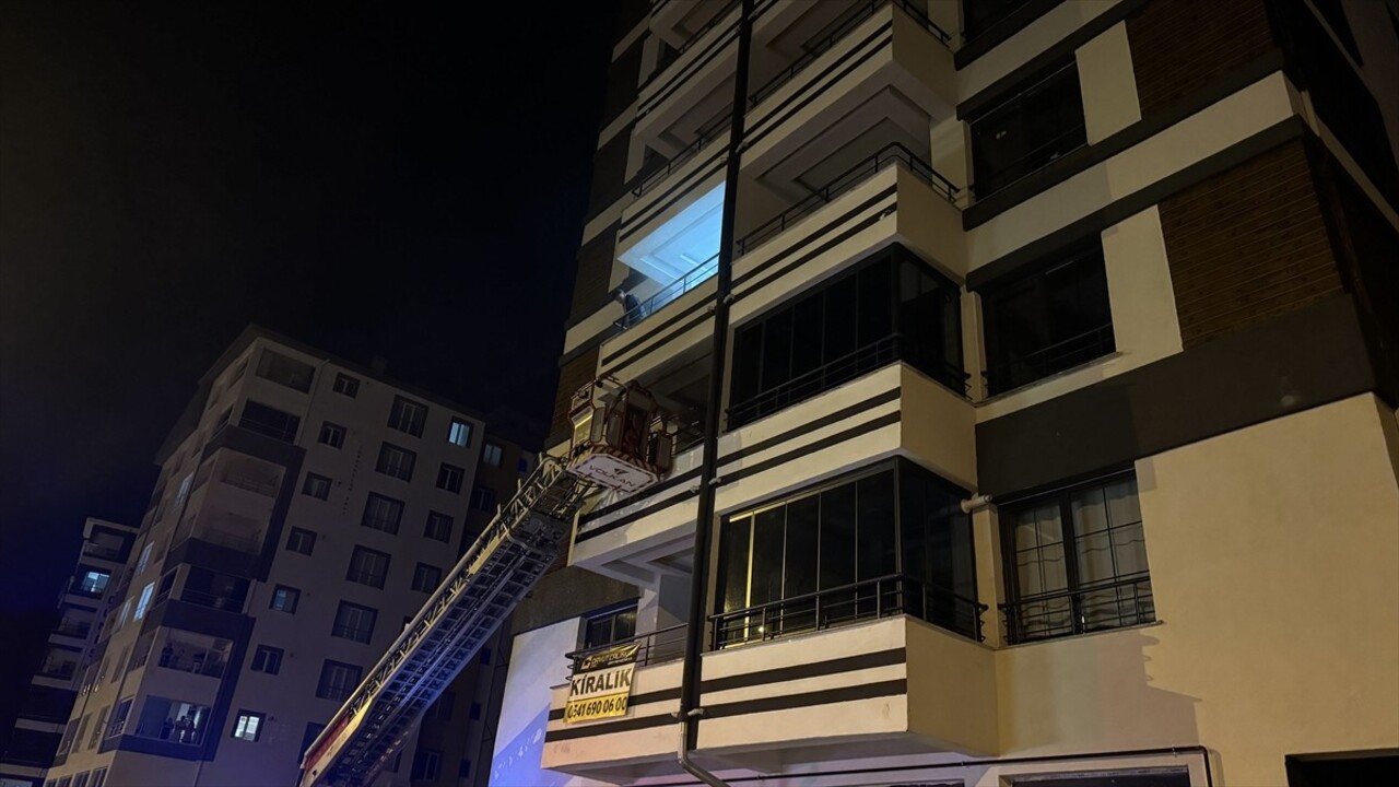 Kayseri'de sinir krizi geçirerek oturduğu daireyi ateşe veren kişi, polis ekipleri tarafından...