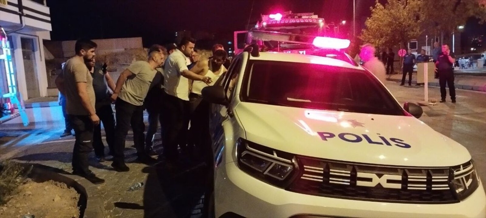 Kayseri'de sinir krizi geçirerek oturduğu daireyi ateşe veren kişi, polis ekipleri tarafından...