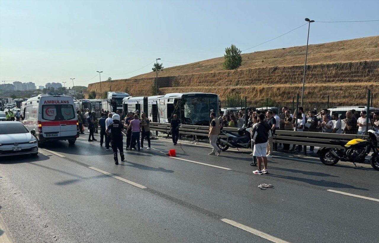  İstanbul Küçükçekmece'de seyir halindeki metrobüsün kaza yapması sonucu yaralıların olduğu...