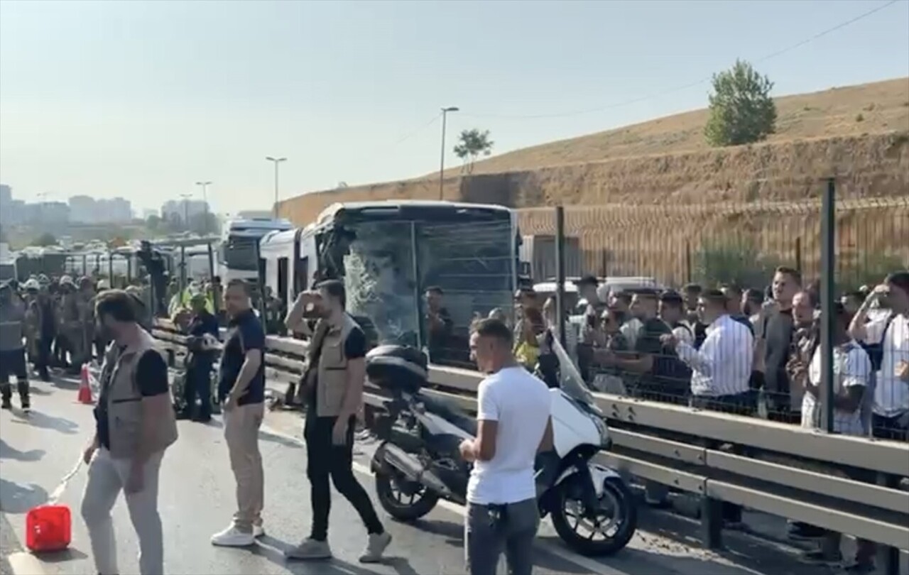 İstanbul Küçükçekmece'de seyir halindeki metrobüsün kaza yapması sonucu yaralıların olduğu...