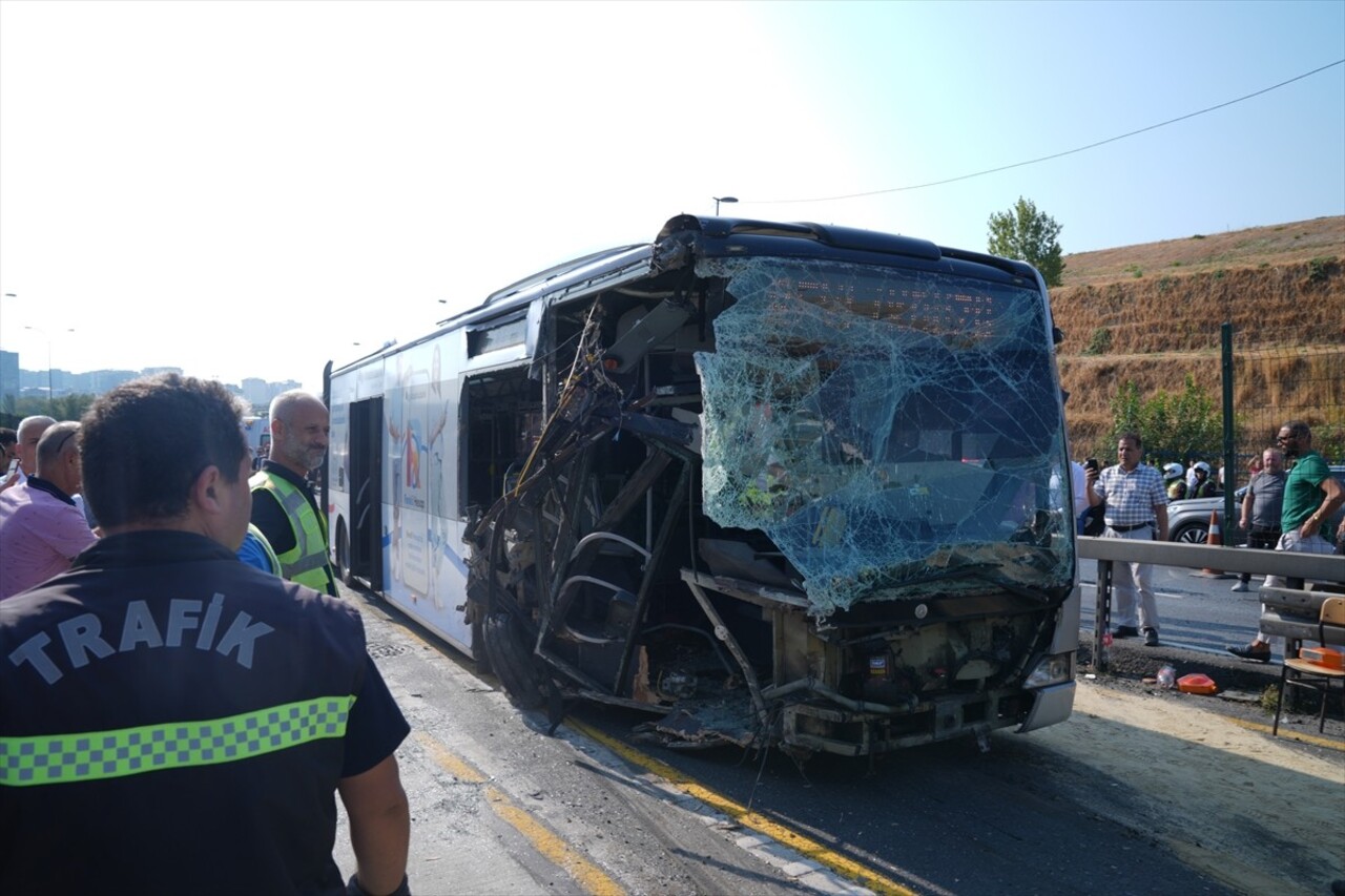 İstanbul Küçükçekmece'de seyir halindeki metrobüsün kaza yapması sonucu yaralıların olduğu...