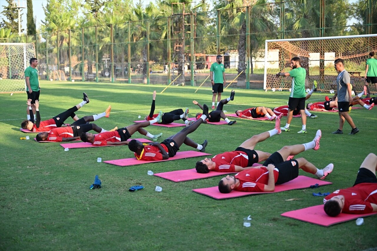 Trendyol 1. Lig ekibi Adanaspor'da futbolcular, teknik direktör Sol Bamba yönetiminde çıkışa...