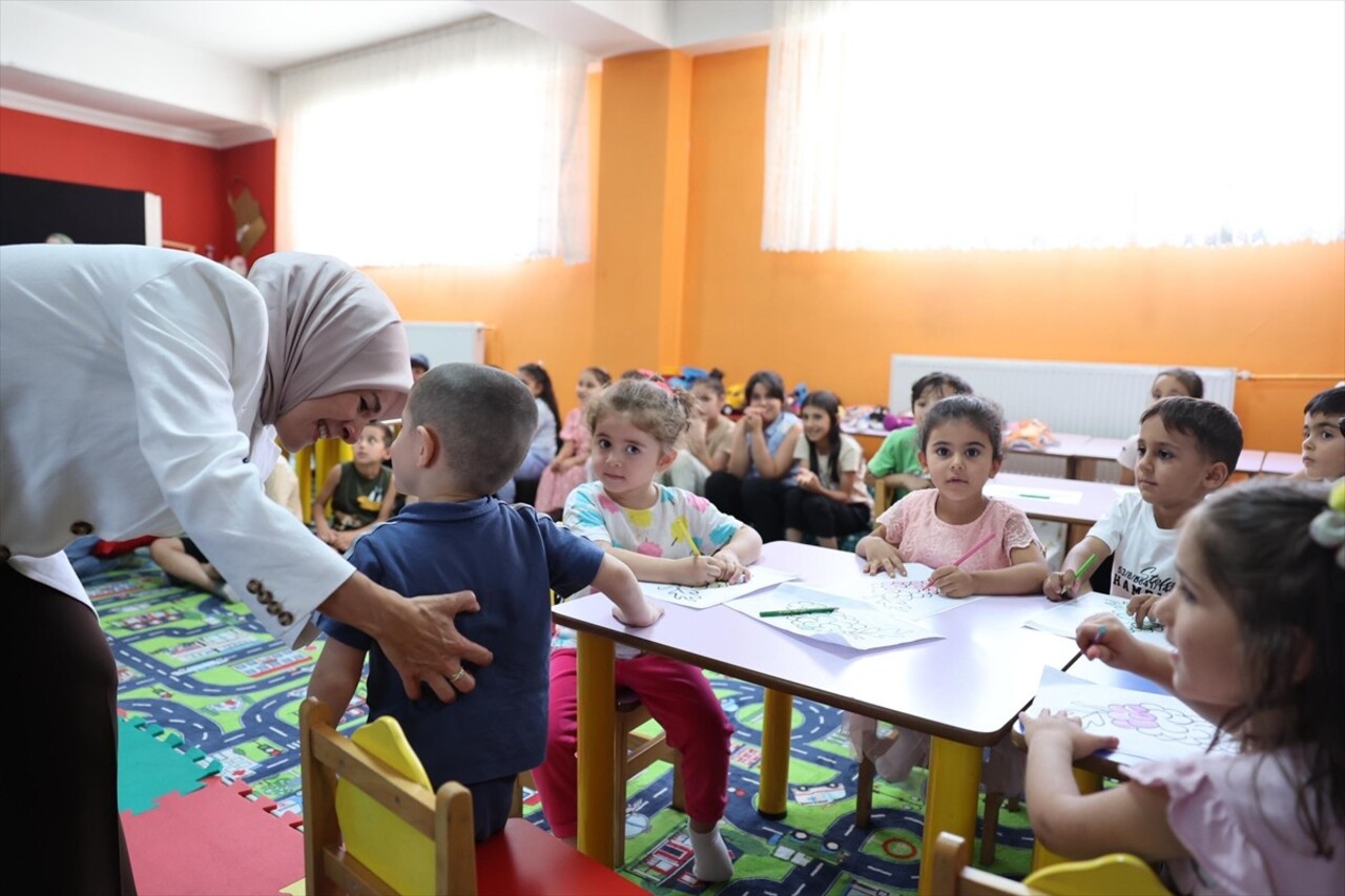 Aile ve Sosyal Hizmetler Bakanı Mahinur Özdemir Göktaş, Hakkari programı kapsamında Aile Destek...