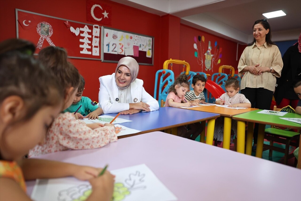 Aile ve Sosyal Hizmetler Bakanı Mahinur Özdemir Göktaş, Hakkari programı kapsamında Aile Destek...