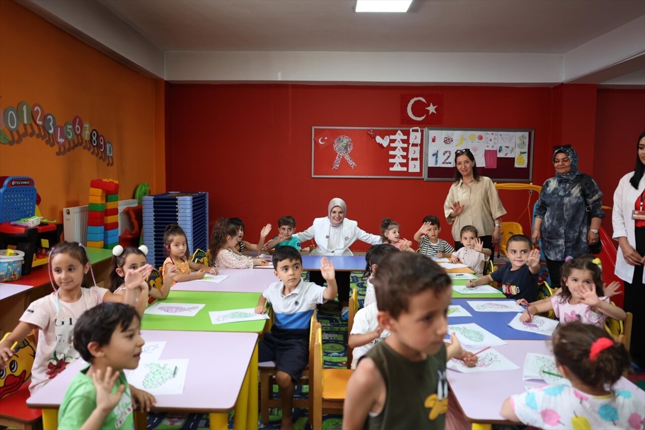 Aile ve Sosyal Hizmetler Bakanı Mahinur Özdemir Göktaş, Hakkari programı kapsamında Aile Destek...