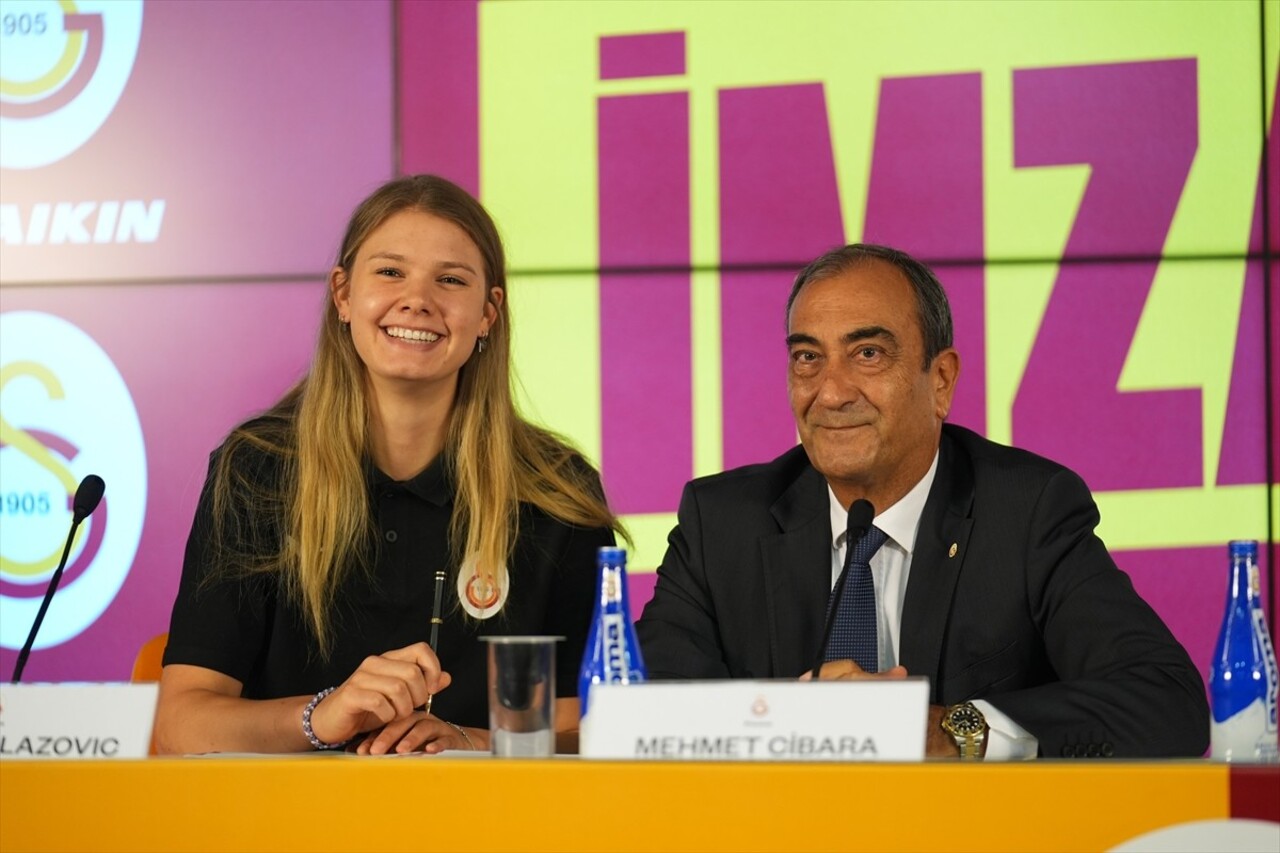 Galatasaray Daikin Kadın Voleybol Takımı'nın yeni oyuncularından Gürcü smaçör Ann Kalandadze, Sırp...