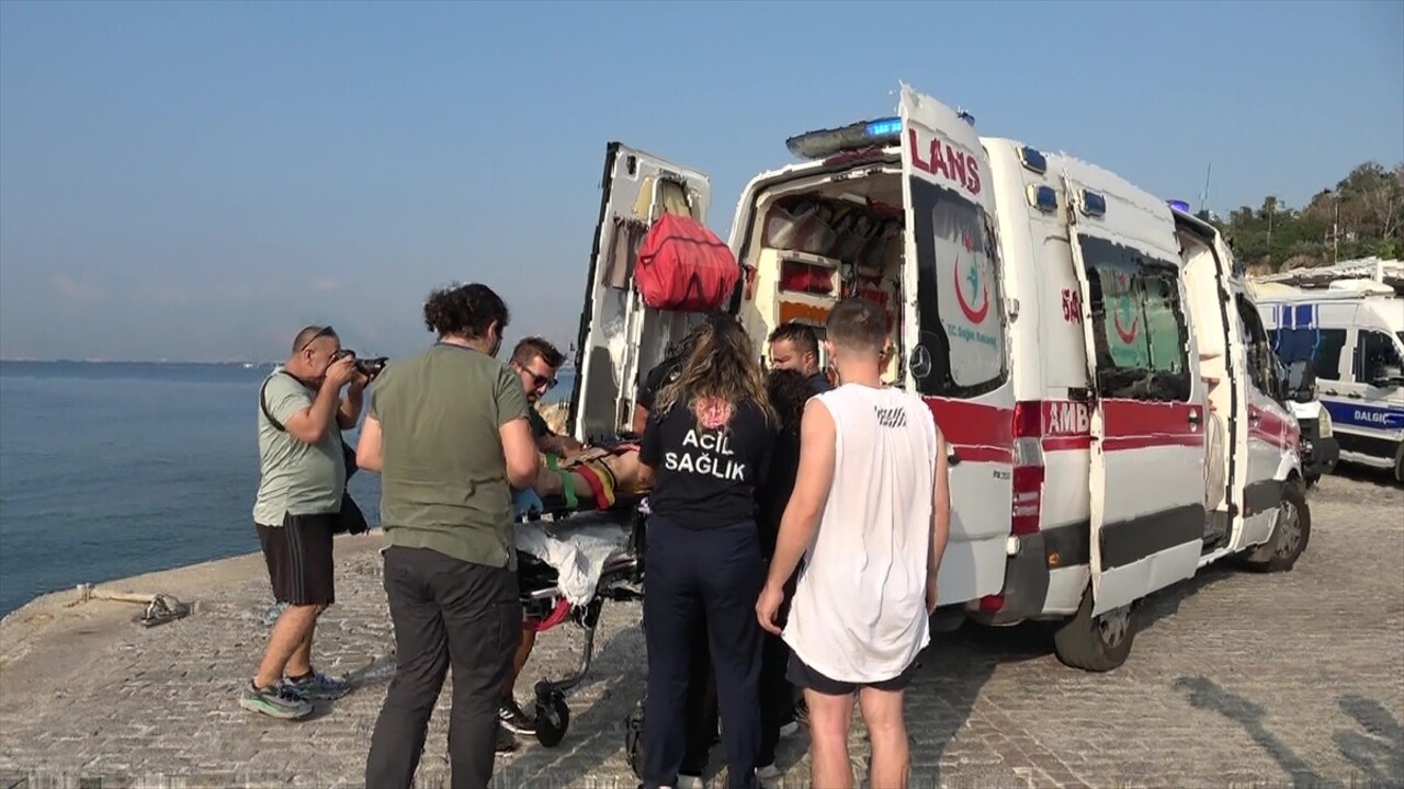 Antalya'nın Muratpaşa ilçesinde falezlerden düşerek yaralanan kadın, deniz polisince...