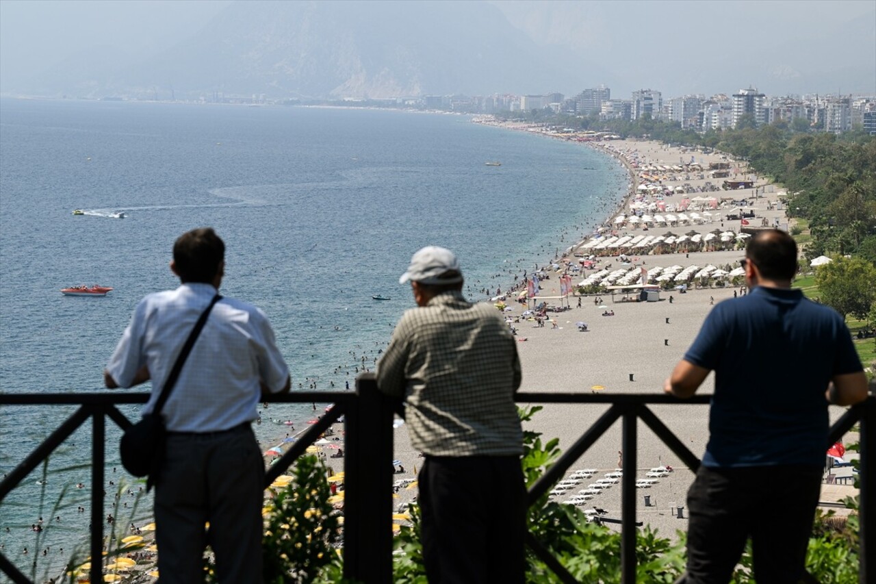 Antalya'da etkisini sürdüren yüksek sıcak ve nemden bunalanlar, denize girerek serinlemeye...