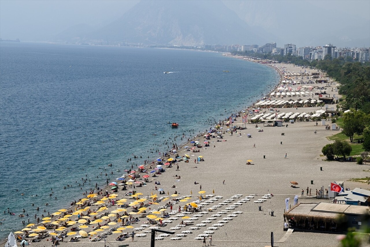 Antalya'da etkisini sürdüren yüksek sıcak ve nemden bunalanlar, denize girerek serinlemeye...