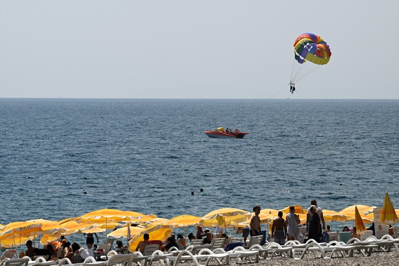 Antalya'da etkisini sürdüren yüksek sıcak ve nemden bunalanlar, denize girerek serinlemeye...