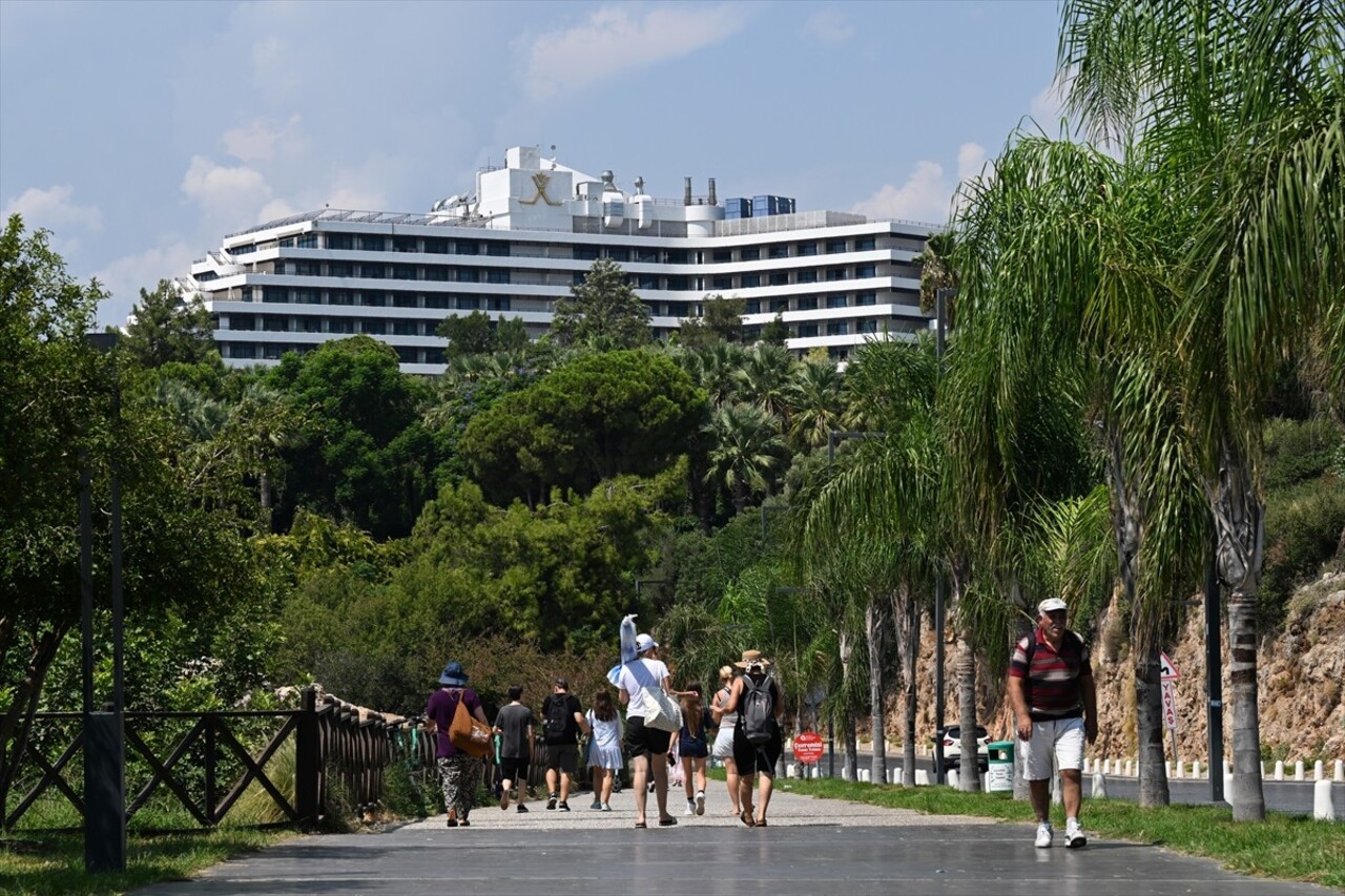 Antalya'da etkisini sürdüren yüksek sıcak ve nemden bunalanlar, denize girerek serinlemeye...