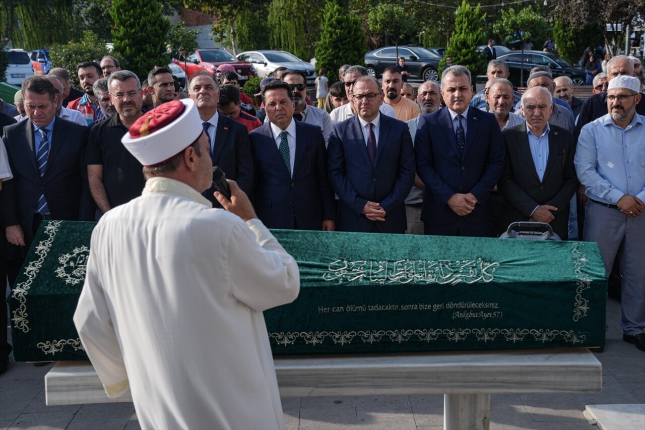 Küçükçekmece'de 2 metrobüsün çarpıştığı kazada hayatını kaybeden Ferhat Uçar'ın cenazesi toprağa...