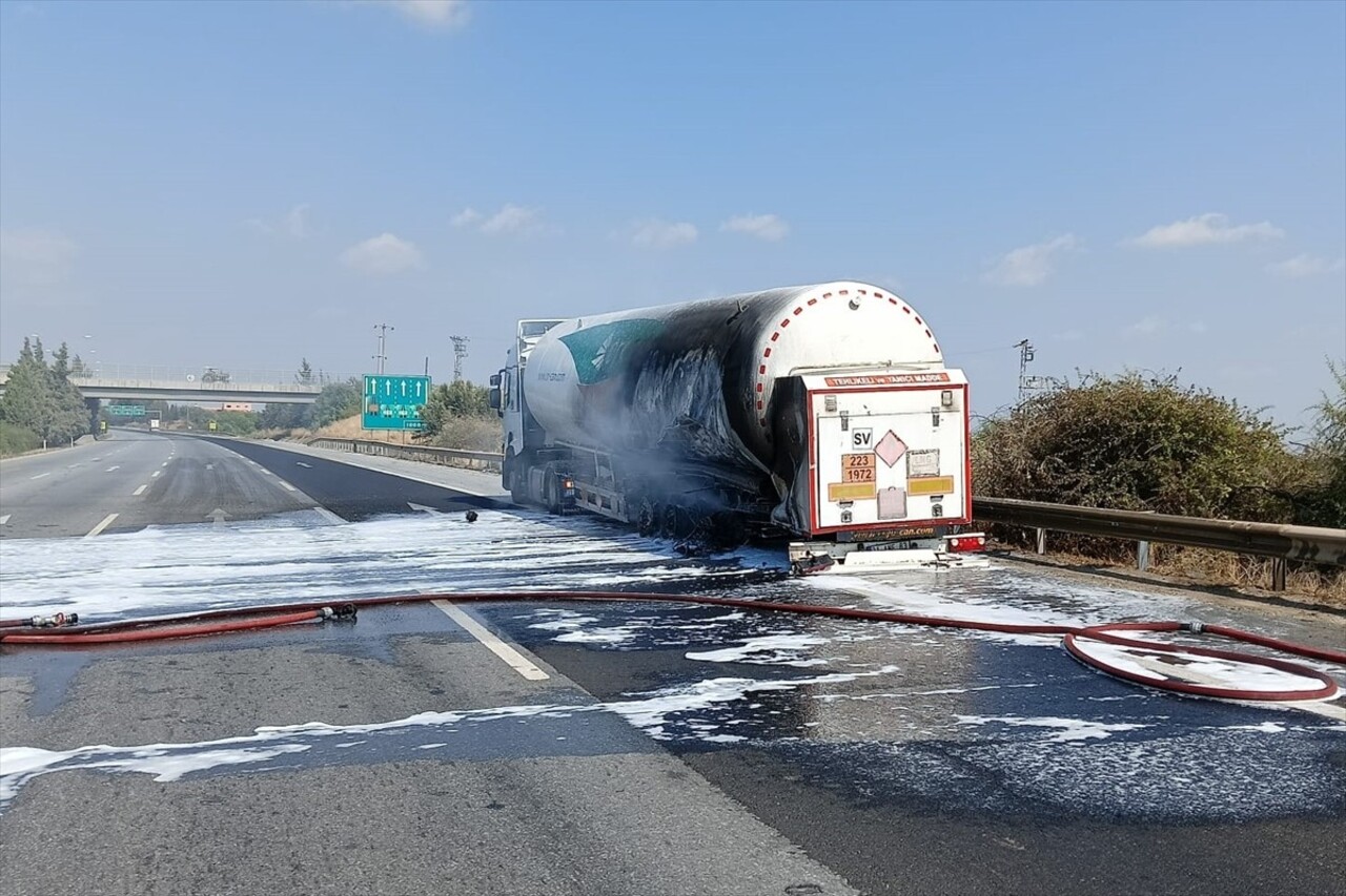 Mersin'in Tarsus ilçesinde sıvılaştırılmış doğal gaz (LNG) yüklü tankerin tekerleklerinde çıkan...