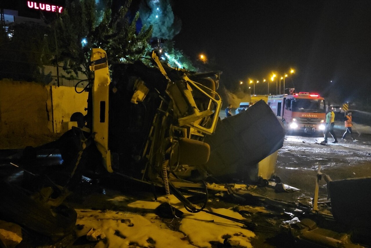 Siirt'te freni boşalan sulama tankerinin devrilmesi sonucu 1'i ağır, 2 kişi yaralandı.