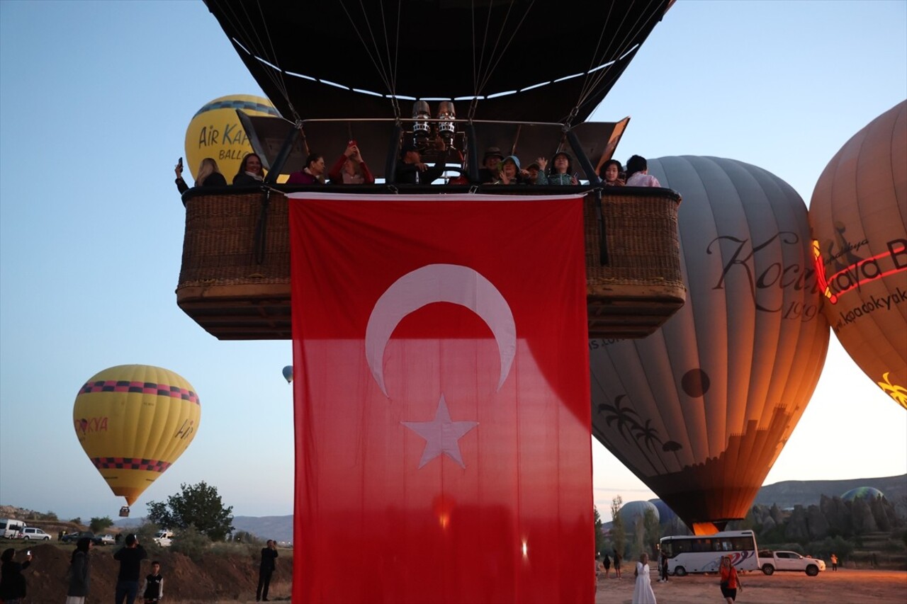 Kapadokya bölgesindeki sıcak hava balonları, 30 Ağustos Zafer Bayramı dolayısıyla uçuşlarını Türk...