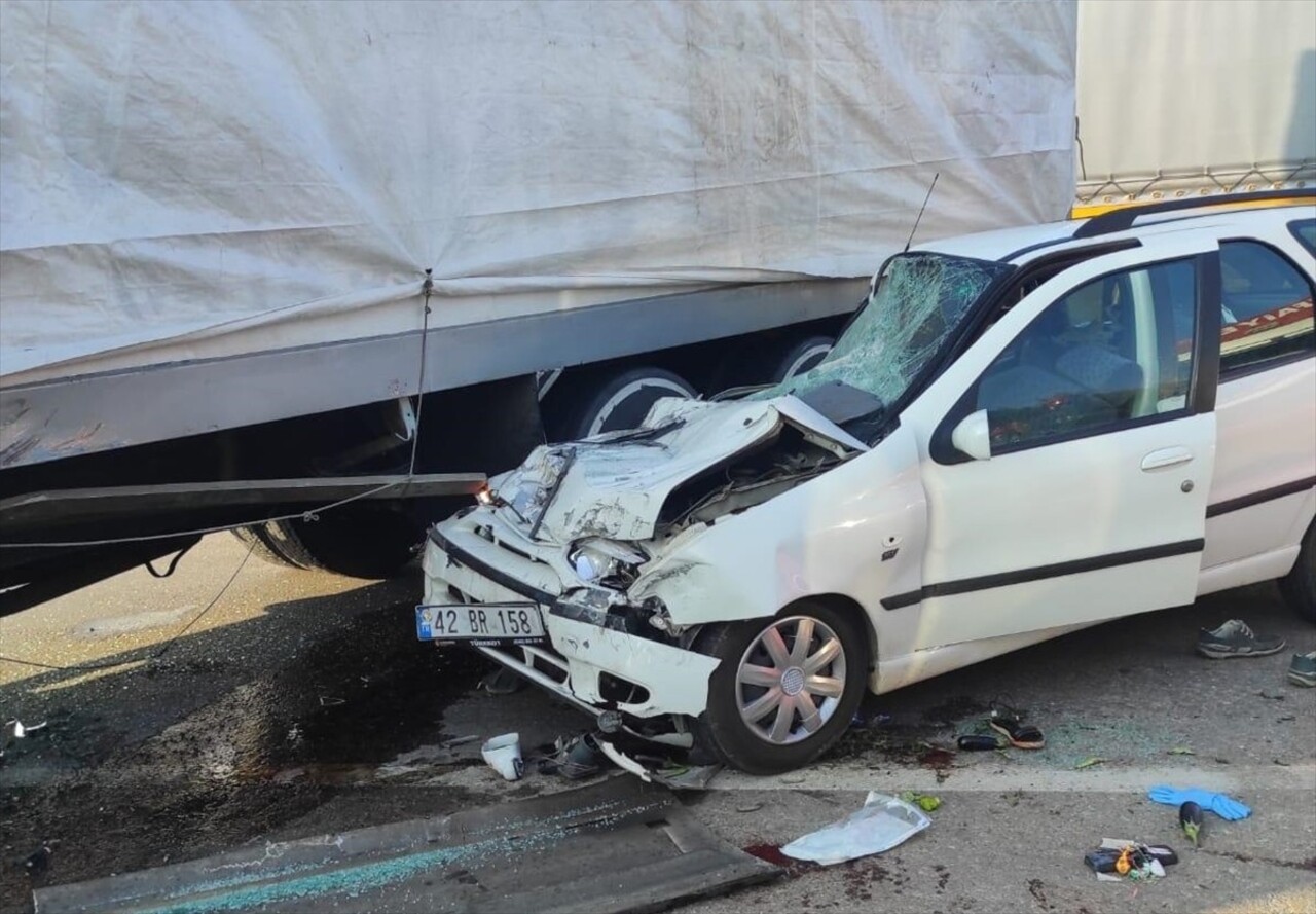 Konya'da kamyona çarpan otomobildeki 3 kişi hayatını kaybetti, 2 kişi ağır yaralandı.