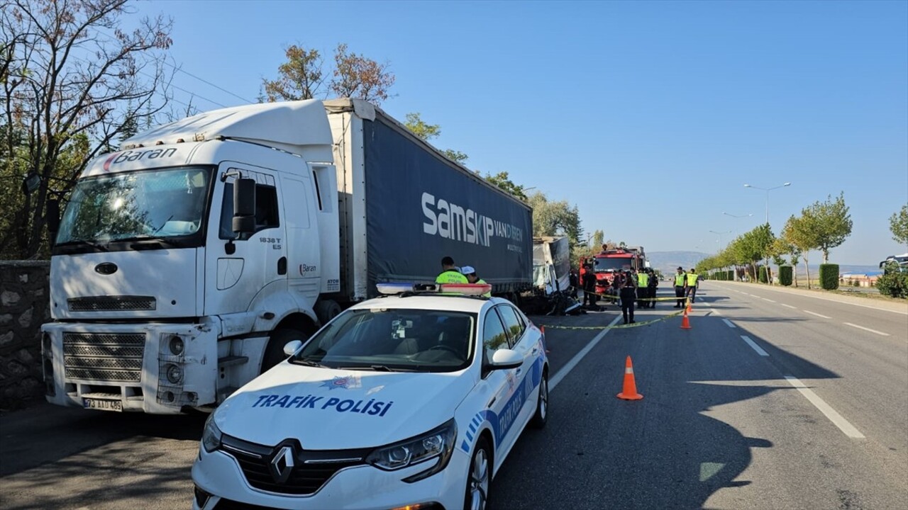 Çorum'da park halindeki tıra arkadan çarpan mobilya yüklü kamyonetteki 3 kişi hayatını...