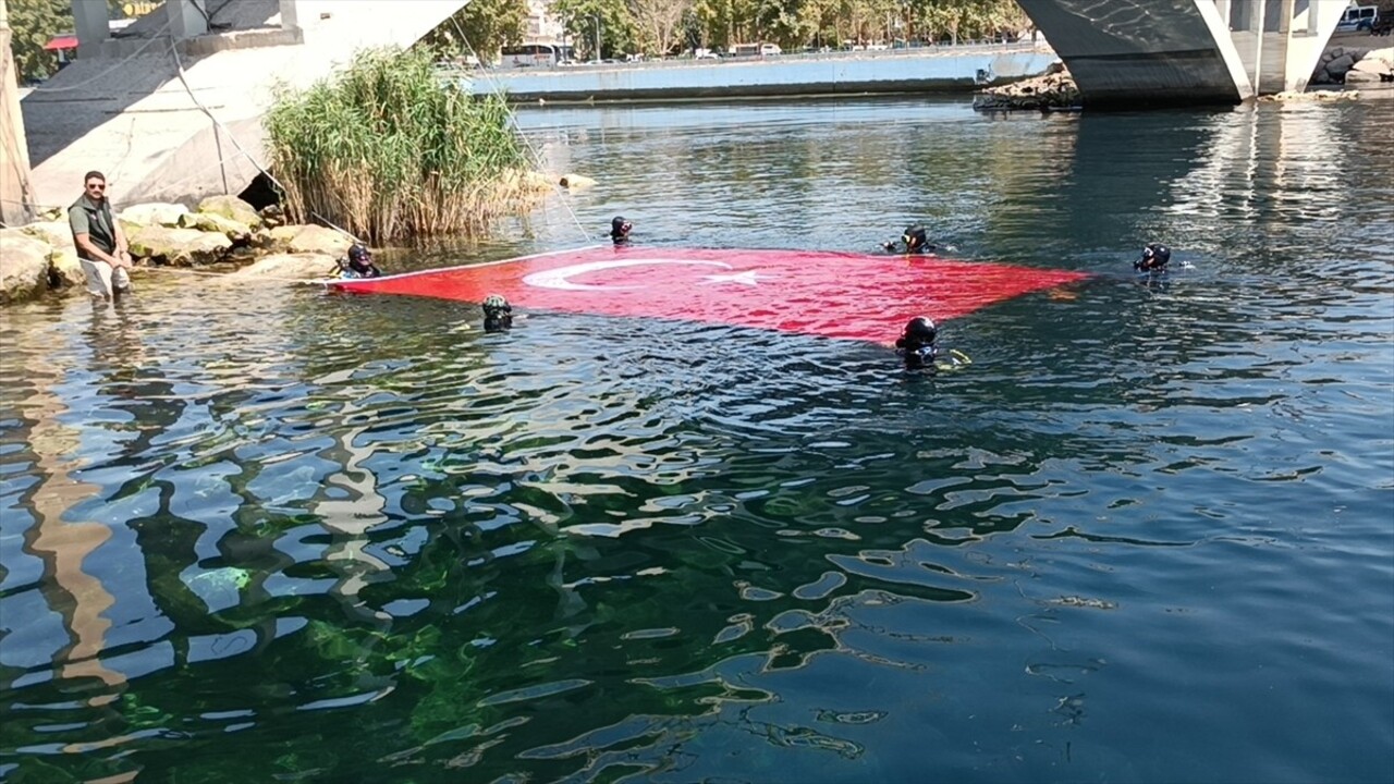 Şanlıurfa'nın Birecik ilçesinde dalgıçlar Fırat Nehri'nde Türk bayrağı açarak 30 Ağustos Zafer...