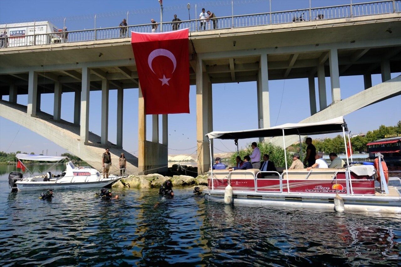 Şanlıurfa'nın Birecik ilçesinde dalgıçlar Fırat Nehri'nde Türk bayrağı açarak 30 Ağustos Zafer...