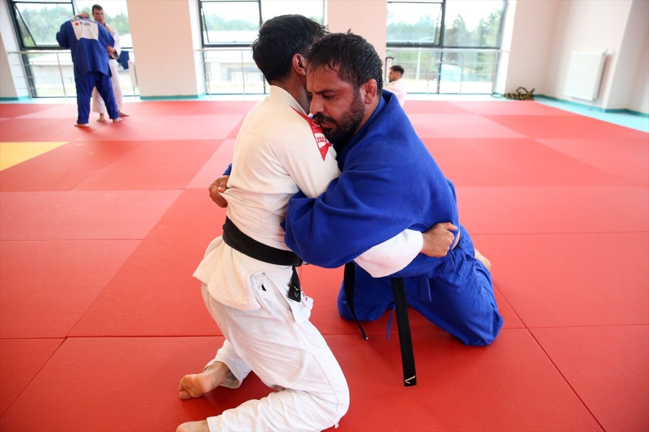 Güreş ve judoda hem dünya hem de Avrupa'da çok sayıda madalya kazanan 34 yaşındaki görme engelli...