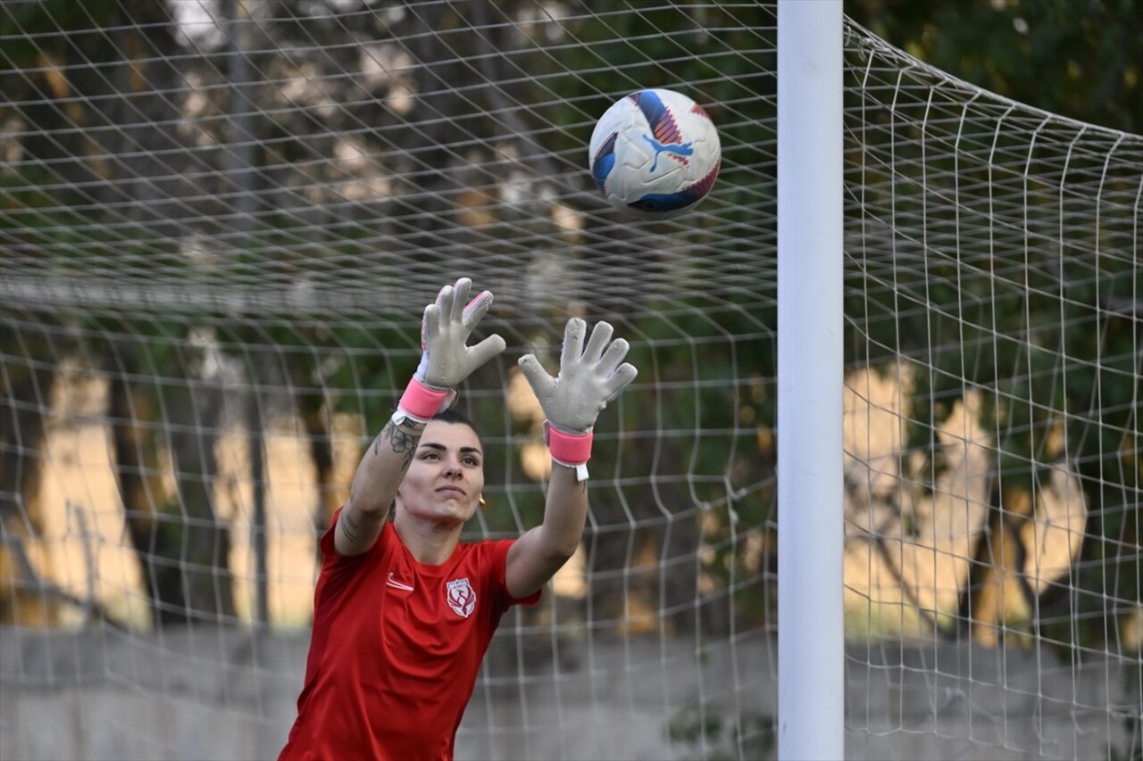 Turkcell Kadın Futbol Süper Ligi'nde mücadele eden Ankara Büyükşehir Belediyesi (ABB) FOMGET, yeni...