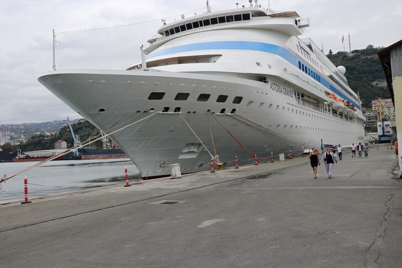 Türkiye'deki çeşitli limanlara uğrayan "Astoria Grande" adlı kruvaziyer, 1058 yolcusu ile Trabzon...