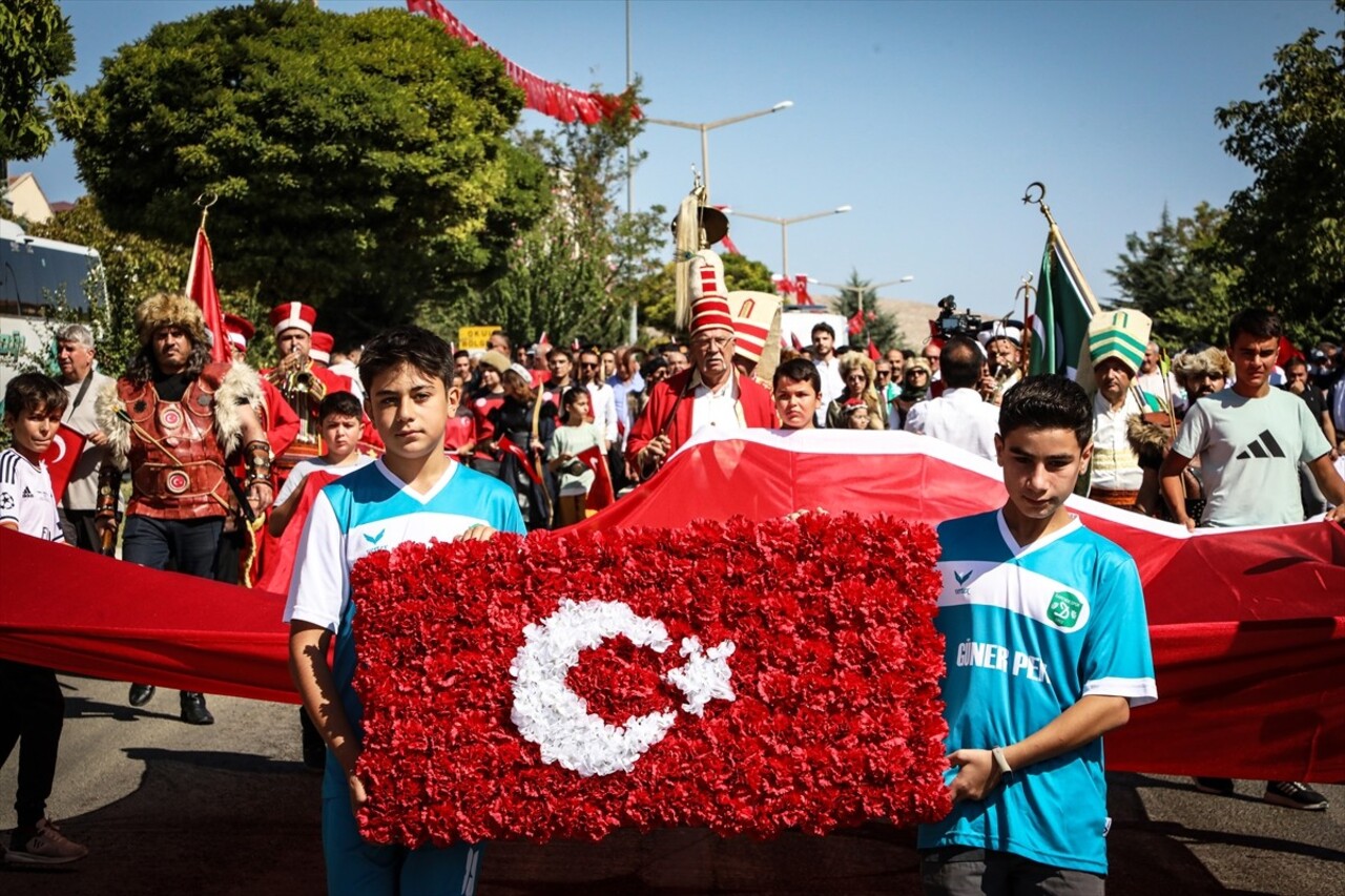 Malatya'nın Darende ilçesinde Geleneksel Zengibar Karakucak Güreş ve Kültür Festivali, kortej...