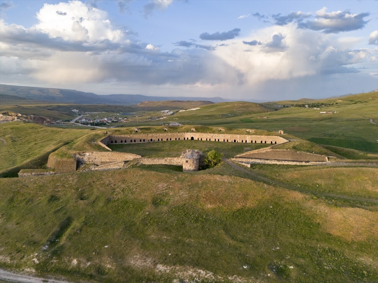 Erzurum'da, Sultan 2. Abdülhamid döneminde 2 bin 125 rakımda yapılan "Sivişli" (Hamidiye) Tabyası"...