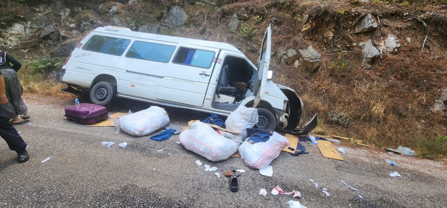 Antalya'nın Alanya ilçesinde minibüsün devrilmesi sonucu aynı aileden 3'ü çocuk 6 kişi...