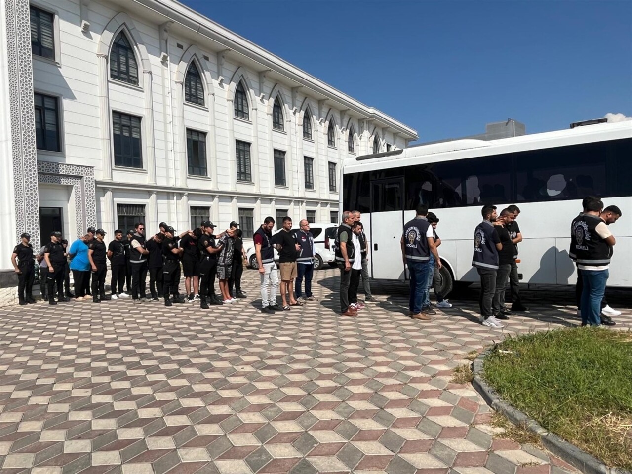 Kocaeli'nin Darıca ilçesinde bir kişinin hayatını kaybettiği silahlı saldırıya ilişkin gözaltına...